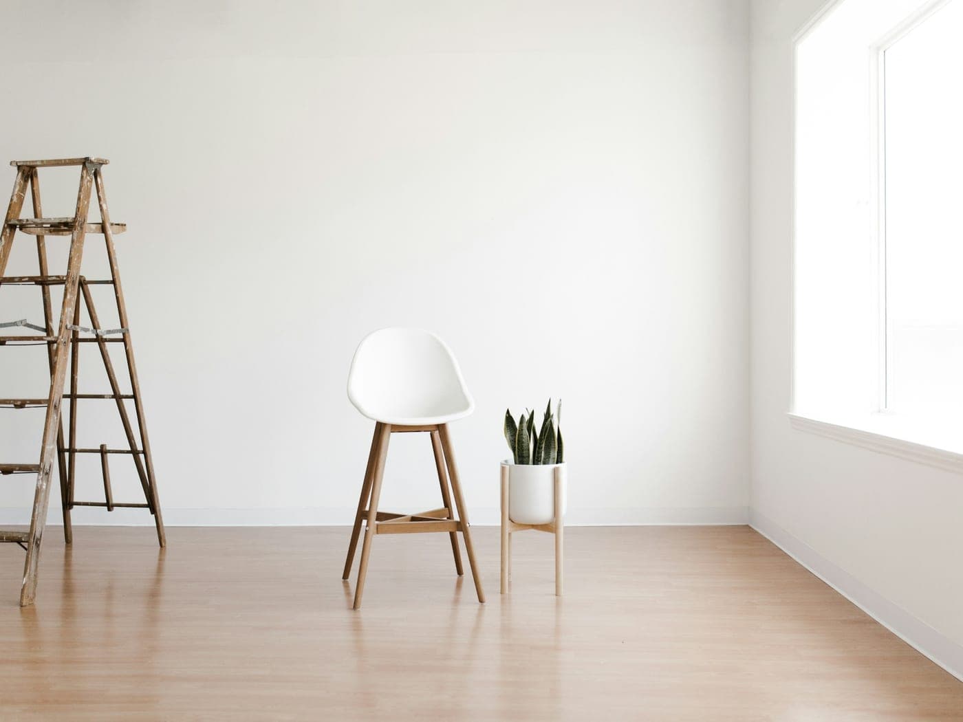 Pièce vide fraîchement repeinte, échelle et chaise